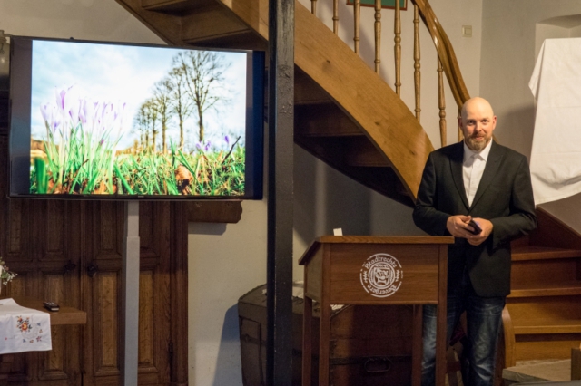 Die Fotoausstellung ‚Perspektivreich‘ von Michael Schmidt im Heimathaus Bevergern präsentierte ungewöhnliche Perspektiven und innovative Bildkompositionen, die alltägliche Motive neu beleuchteten. Besucher konnten besondere Ansichten des historischen Städtchens Bevergern sowie der umliegenden Landschaft erleben. Die Ausstellung zog mehr als 1000 Gäste an und wurde aufgrund des großen Erfolgs bis Ende Juli 2017 verlängert. Bei der Finissage wurde ein Bild versteigert, dessen Erlös dem Heimathaus zugutekam.