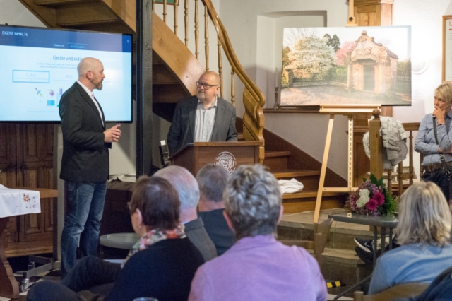 Die Fotoausstellung ‚Perspektivreich‘ von Michael Schmidt im Heimathaus Bevergern präsentierte ungewöhnliche Perspektiven und innovative Bildkompositionen, die alltägliche Motive neu beleuchteten. Besucher konnten besondere Ansichten des historischen Städtchens Bevergern sowie der umliegenden Landschaft erleben. Die Ausstellung zog mehr als 1000 Gäste an und wurde aufgrund des großen Erfolgs bis Ende Juli 2017 verlängert. Bei der Finissage wurde ein Bild versteigert, dessen Erlös dem Heimathaus zugutekam.